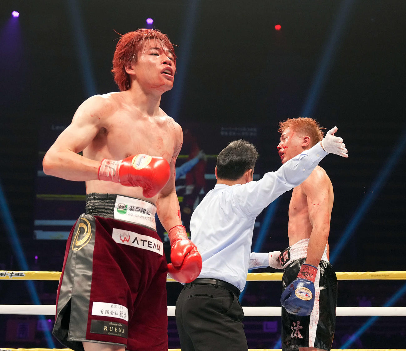 倉持（右）に6回TKO勝ちした菊池（撮影・たえ見朱実）