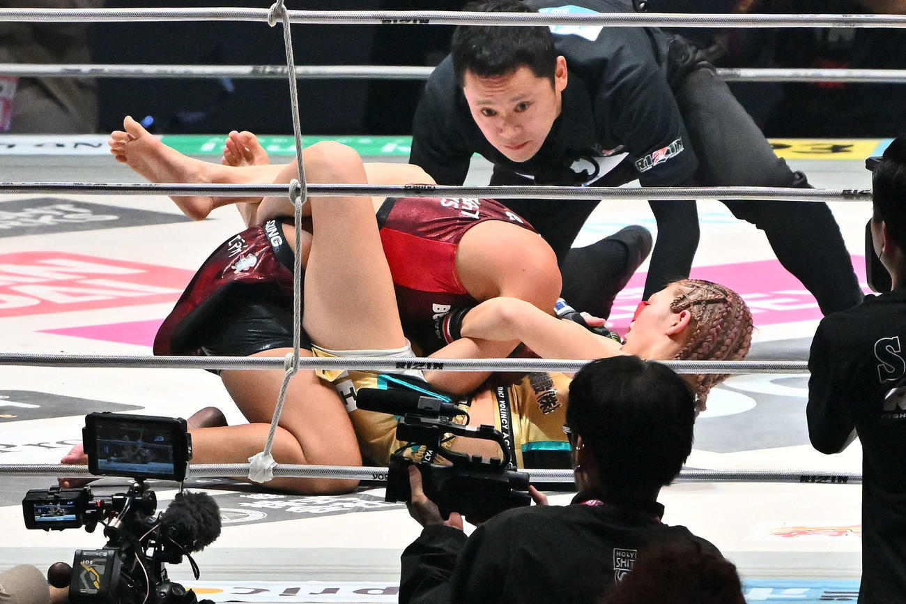 2回、伊沢星花（下）はRENAに一本勝ちする（撮影・滝沢徹郎）
