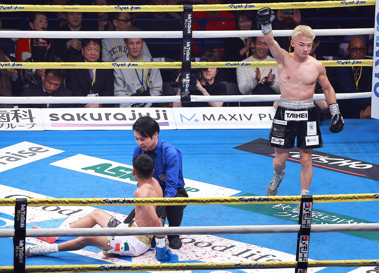 2回、バルデラス（左）にKO勝利しガッツポーズする吉良（撮影・中島郁夫）