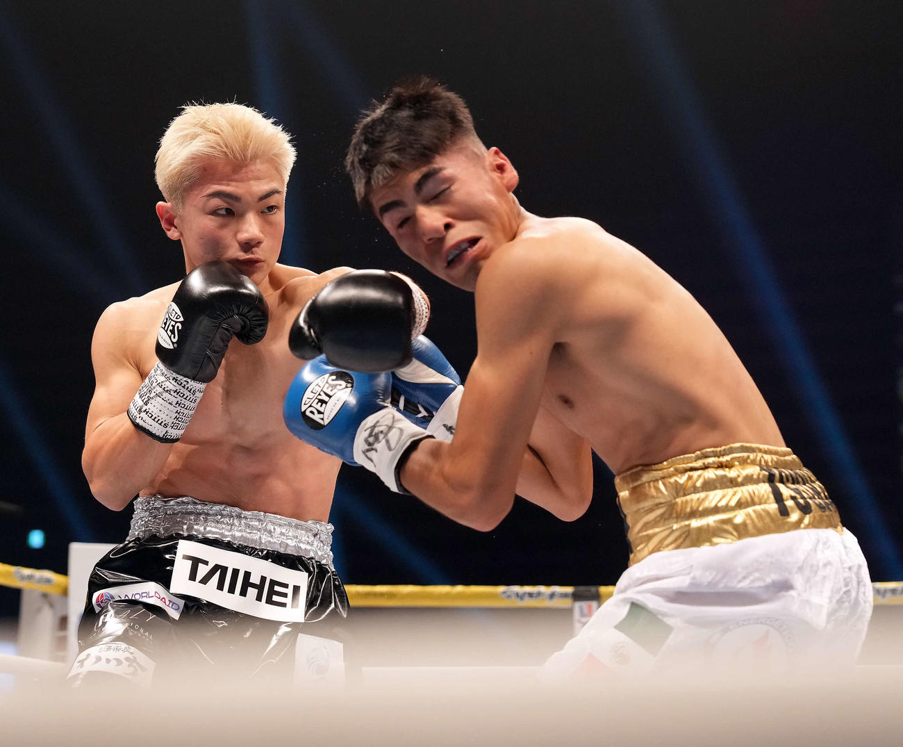 1回、バルデラス（右）にパンチを見舞う吉良（撮影・たえ見朱実）