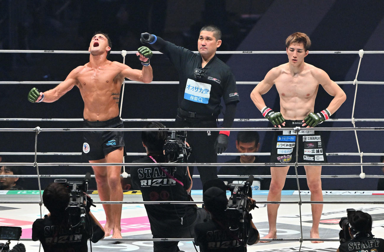 ダニー・サバテロ（左）は井上直樹に判定勝ちし雄たけびを上げる（撮影・滝沢徹郎）