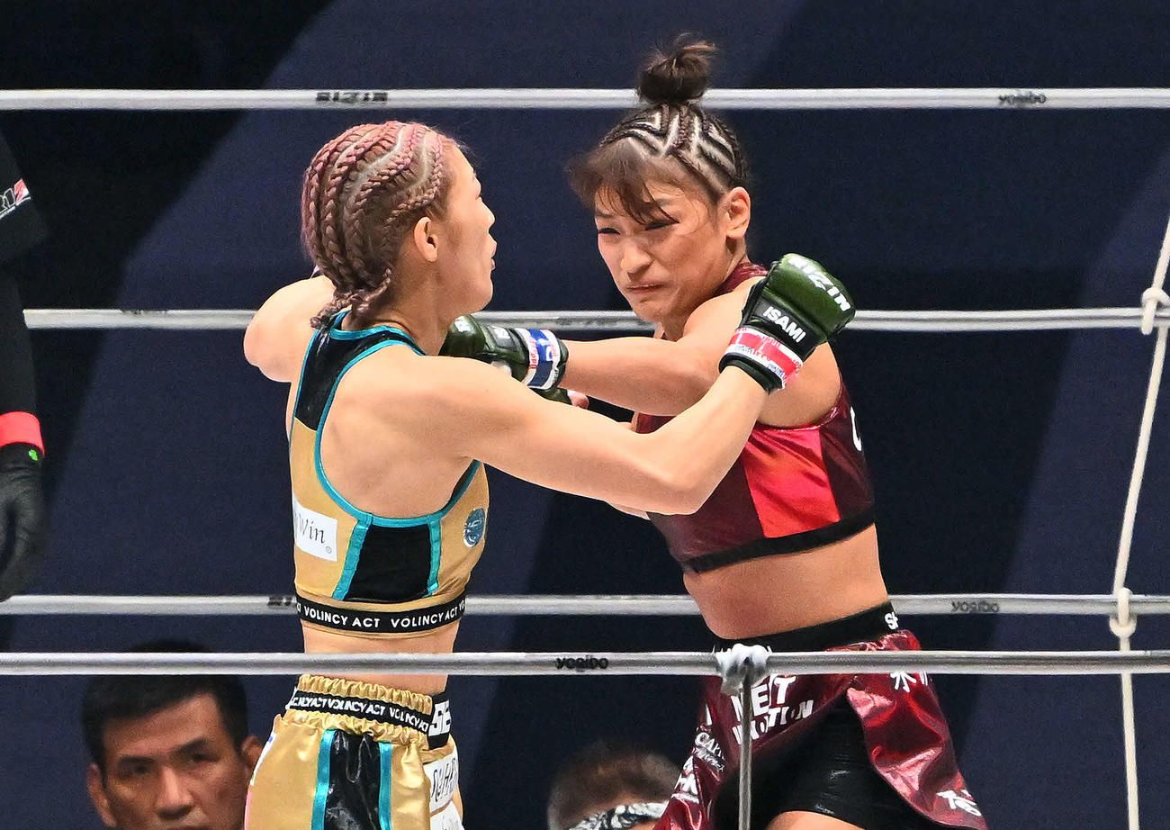 1回、RENA（後方）は伊沢星花にパンチを打ち込みダウンを奪う（撮影・滝沢徹郎）