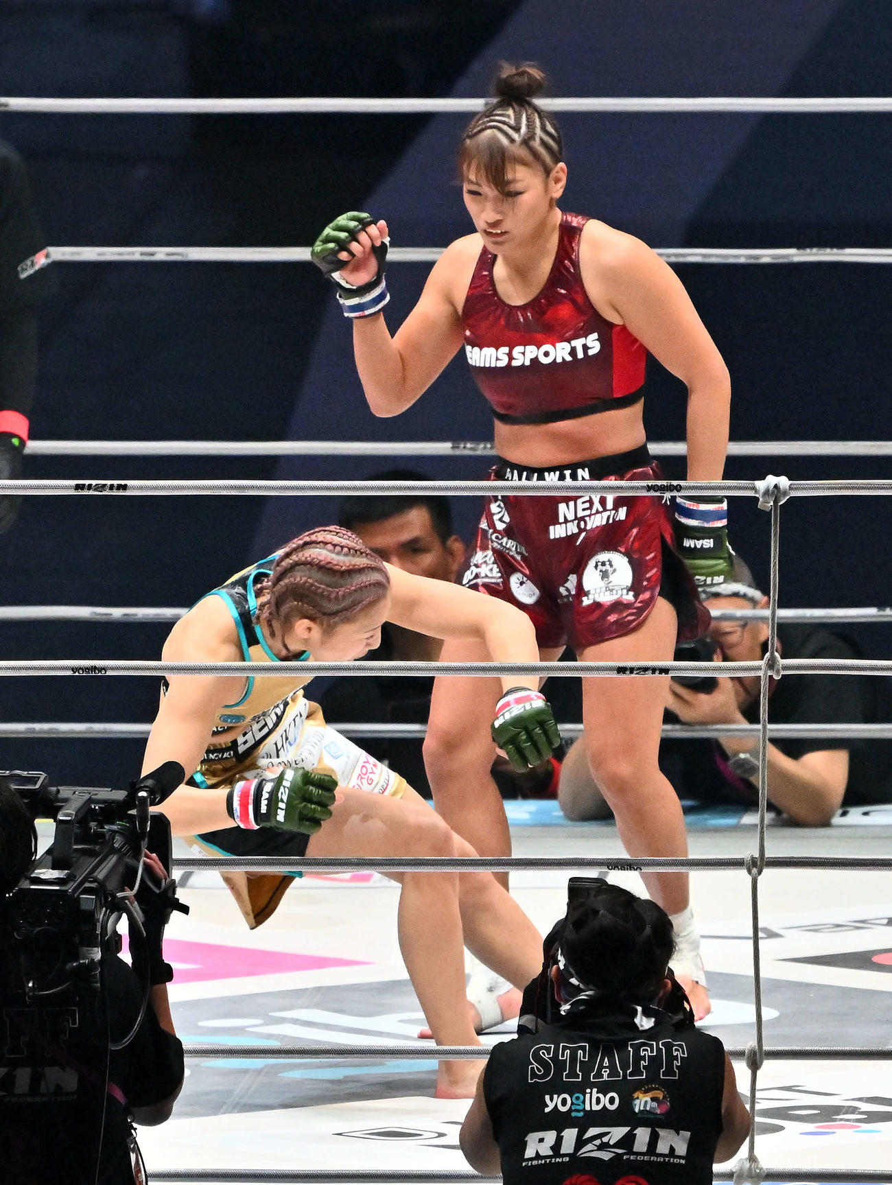 1回、RENA（後方）は伊沢星花にパンチを打ち込みダウンを奪う（撮影・滝沢徹郎）