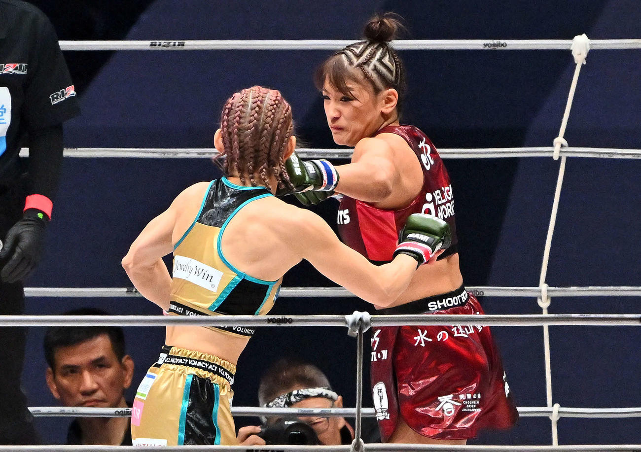 1回、RENA（後方）は伊沢星花にパンチを打ち込みダウンを奪う（撮影・滝沢徹郎）