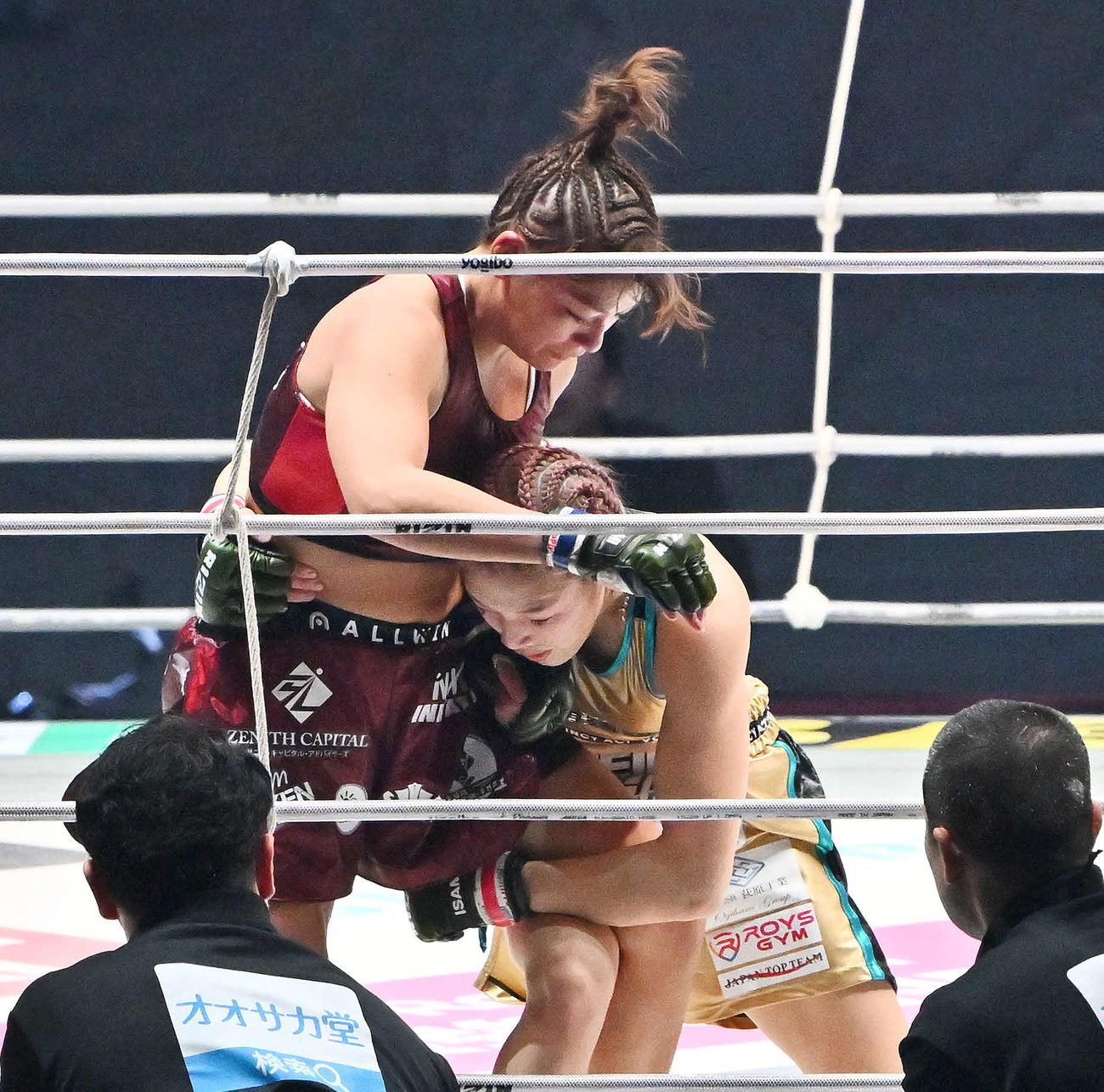 2回、伊沢星花（右）はRENAにタックルを決める（撮影・滝沢徹郎）