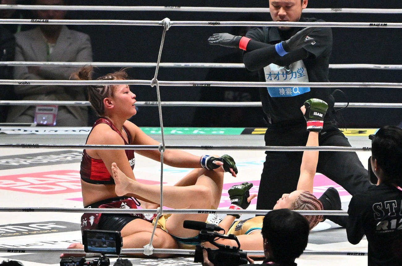 2回、伊沢星花（右）はRENAに一本勝ちする（撮影・滝沢徹郎）