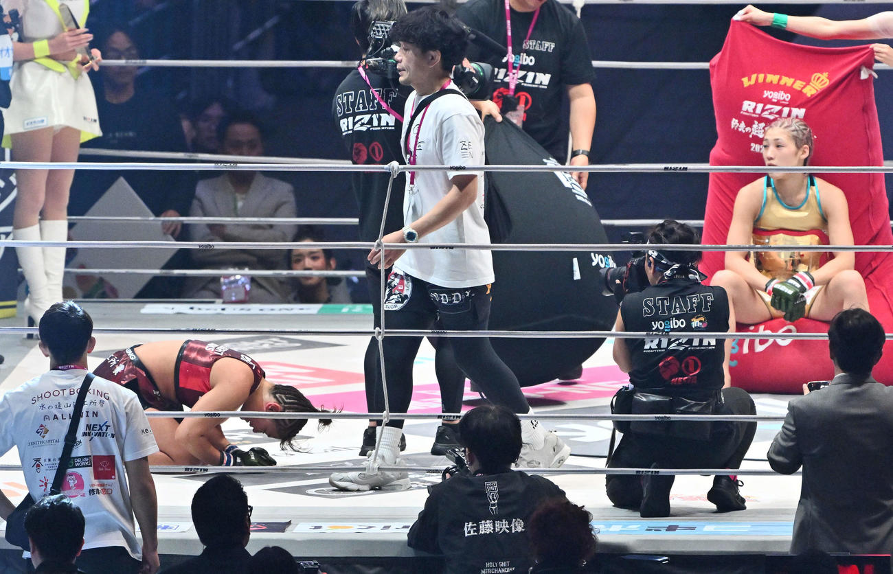 伊沢星花（右）に破れたRENAはファンに向かって頭を下げる（撮影・滝沢徹郎）