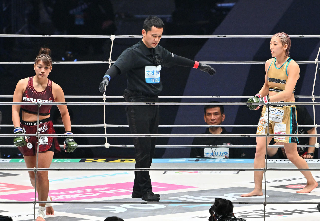 試合前にRENA（左）は伊沢星花とのタッチを拒否する（撮影・滝沢徹郎）