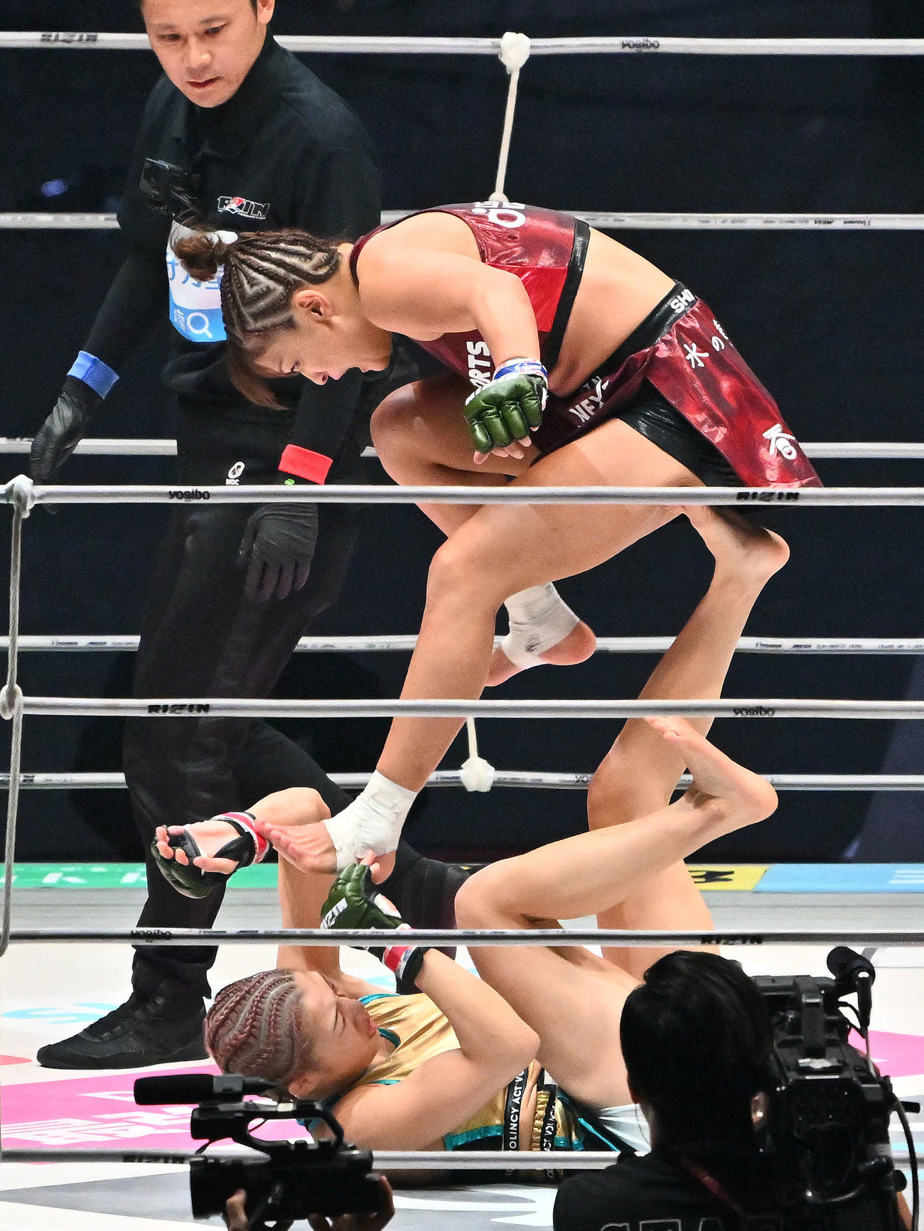 1回、RENA（上）は伊沢星花を踏み付ける（撮影・滝沢徹郎）