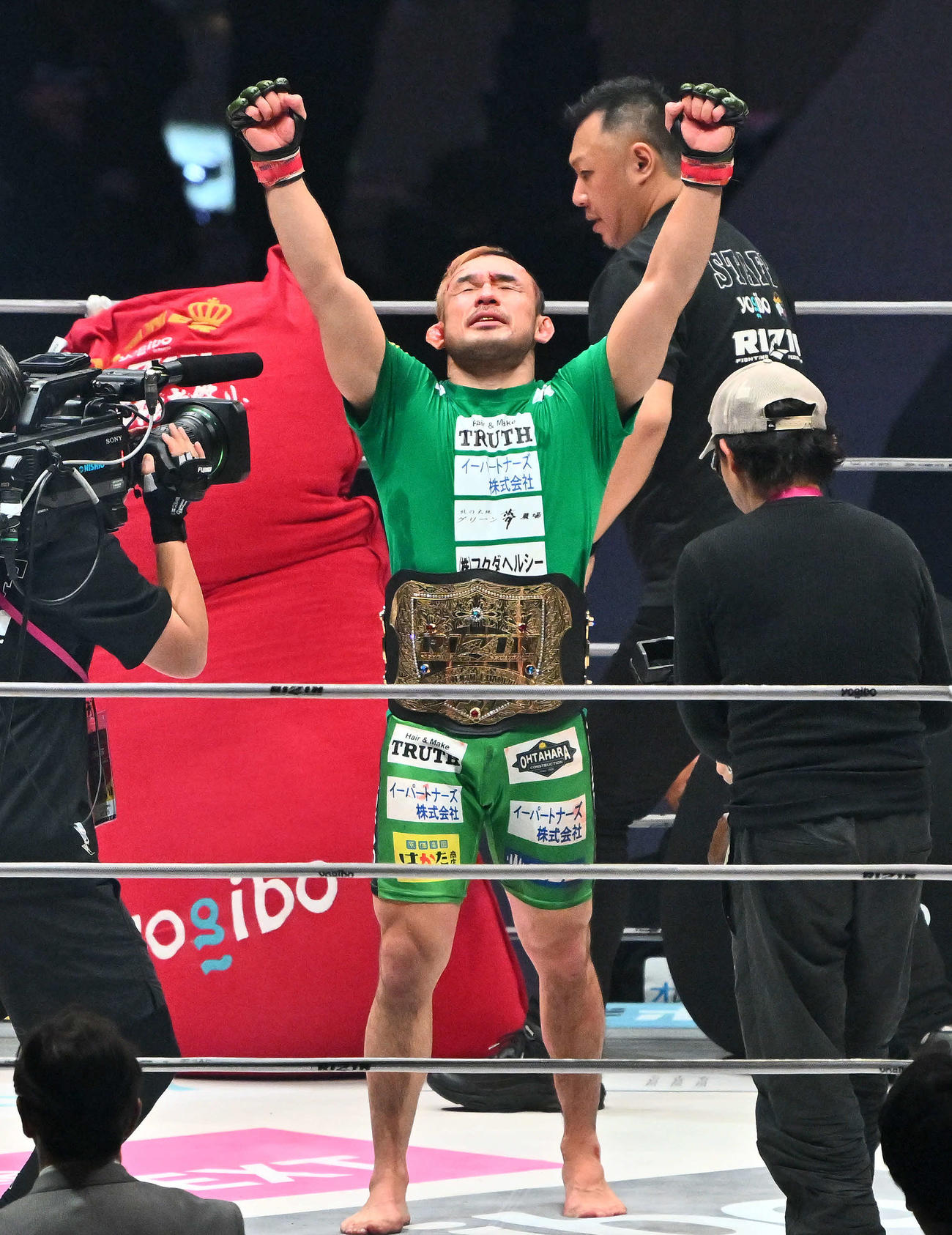 フライ級新チャンピオンなった扇久保博正はベルトを巻き両手を上げる（撮影・滝沢徹郎）