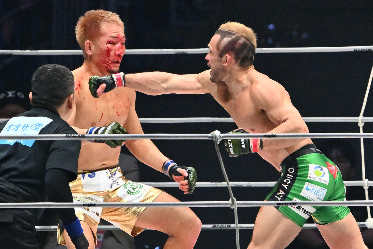 3回、扇久保博正（右）は元谷友貴にパンチを打ち込む（撮影・滝沢徹郎）