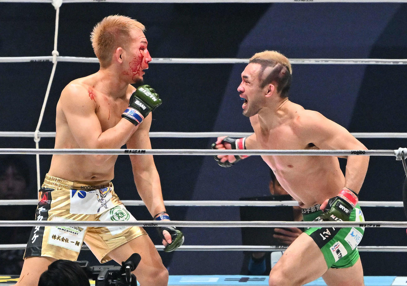 3回、扇久保博正（右）は気合の入った表情で元谷友貴にパンチを打ち込む（撮影・滝沢徹郎）