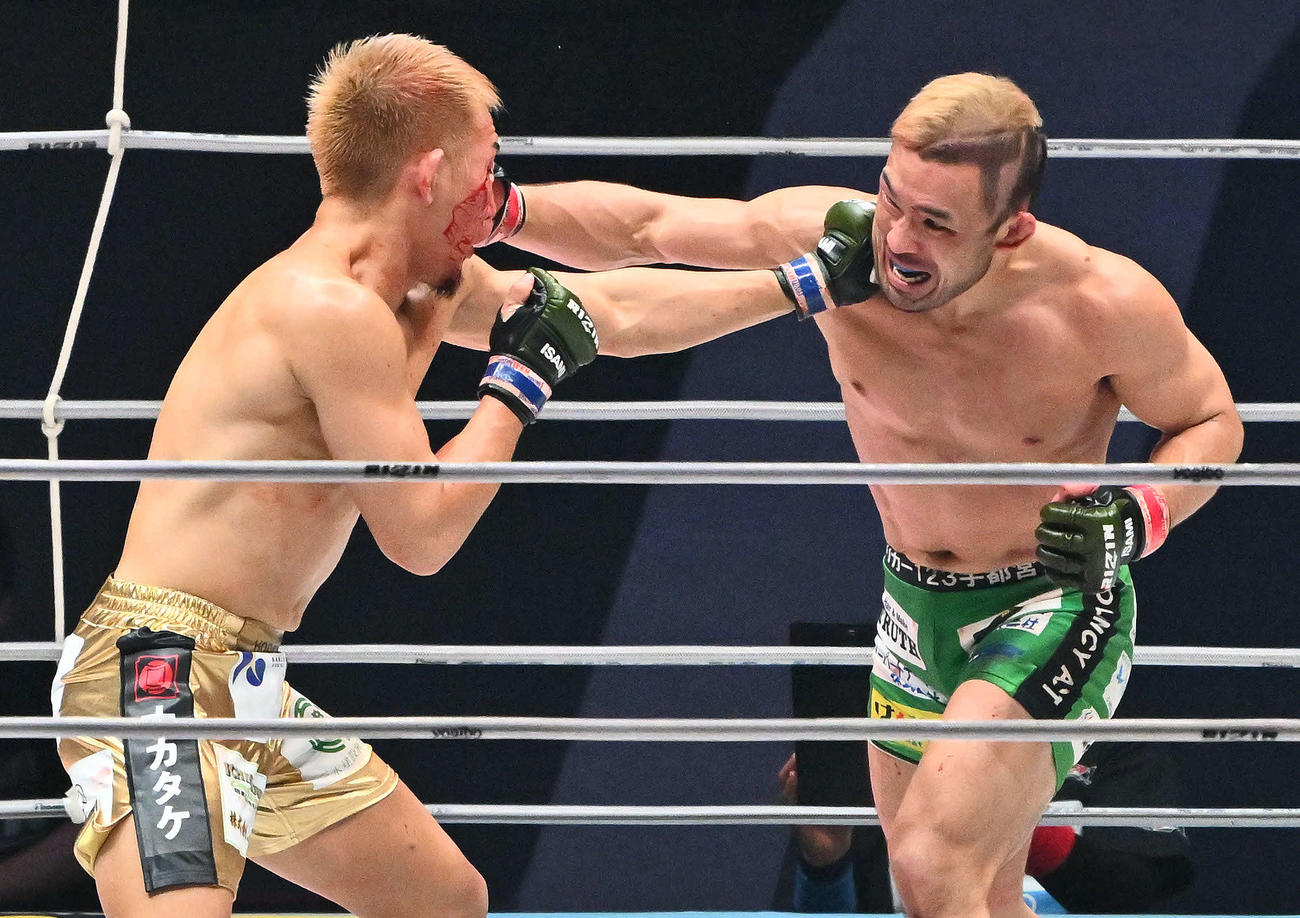 3回、扇久保博正（右）は元谷友貴にパンチを打ち込む（撮影・滝沢徹郎）
