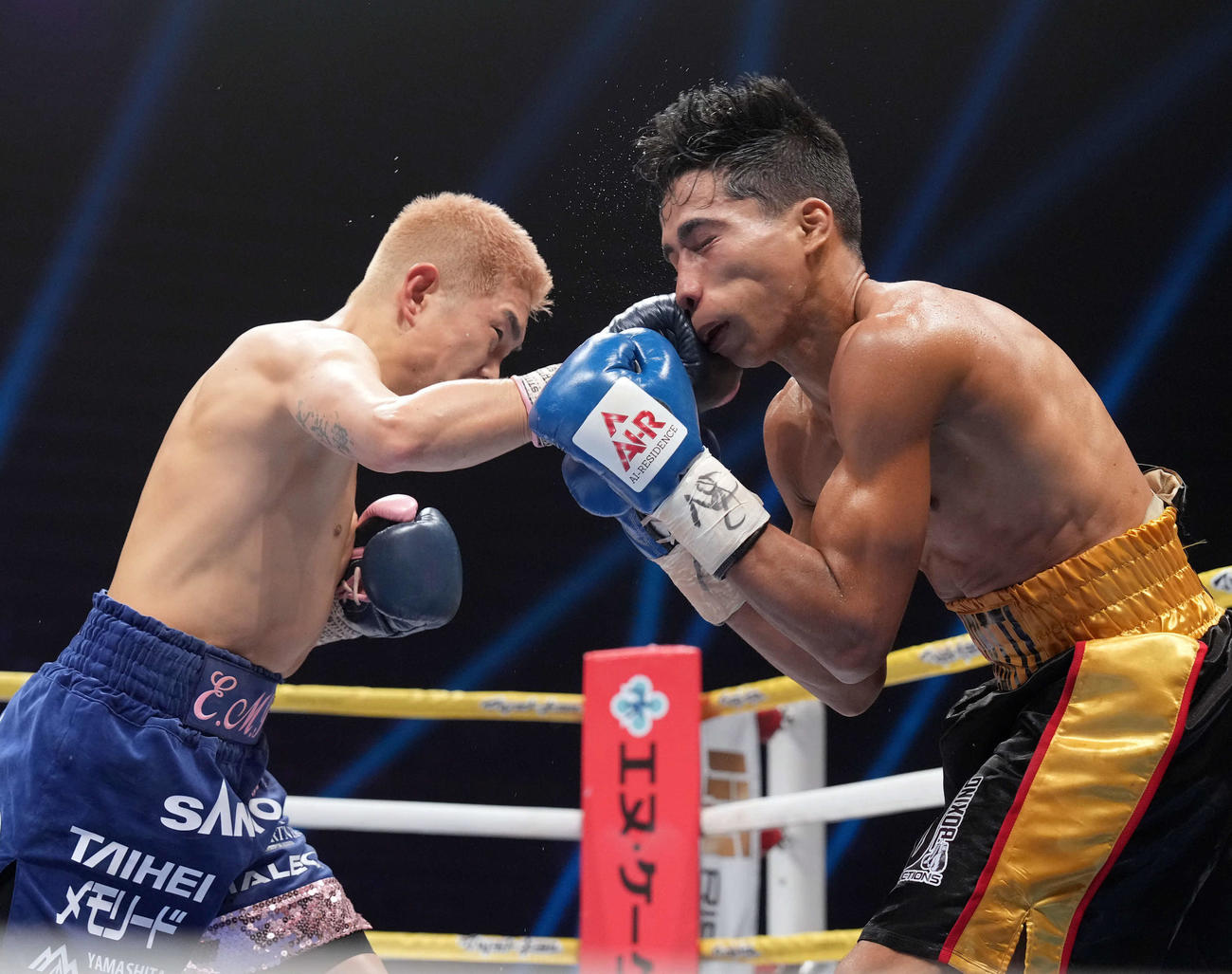 2回、オルドスゴイッティ（右）にパンチを見舞う井岡（撮影・たえ見朱実）