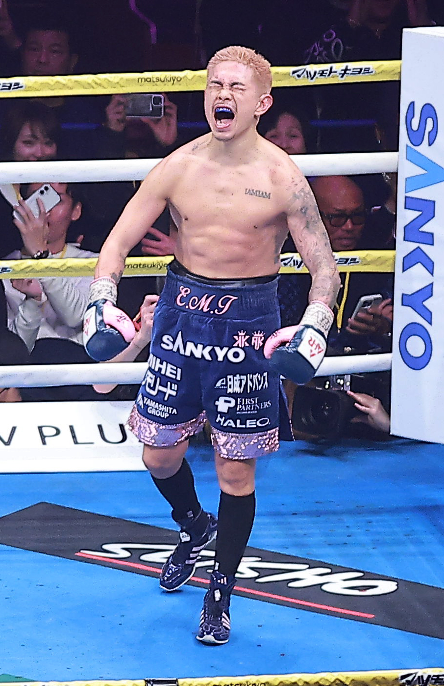 オルドスゴイッティをKOで下し雄たけびを上げる井岡（撮影・中島郁夫）
