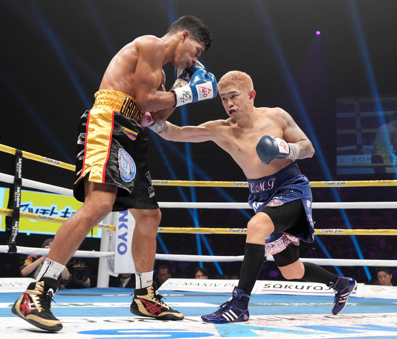 2回、オルドスゴイッティ（左）にパンチを見舞う井岡（撮影・たえ見朱実）
