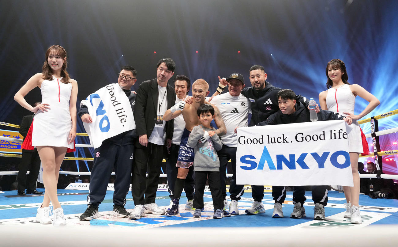 オルドスゴイッティに勝利し笑顔で記念撮影に納まる井岡一翔陣営（撮影・たえ見朱実）