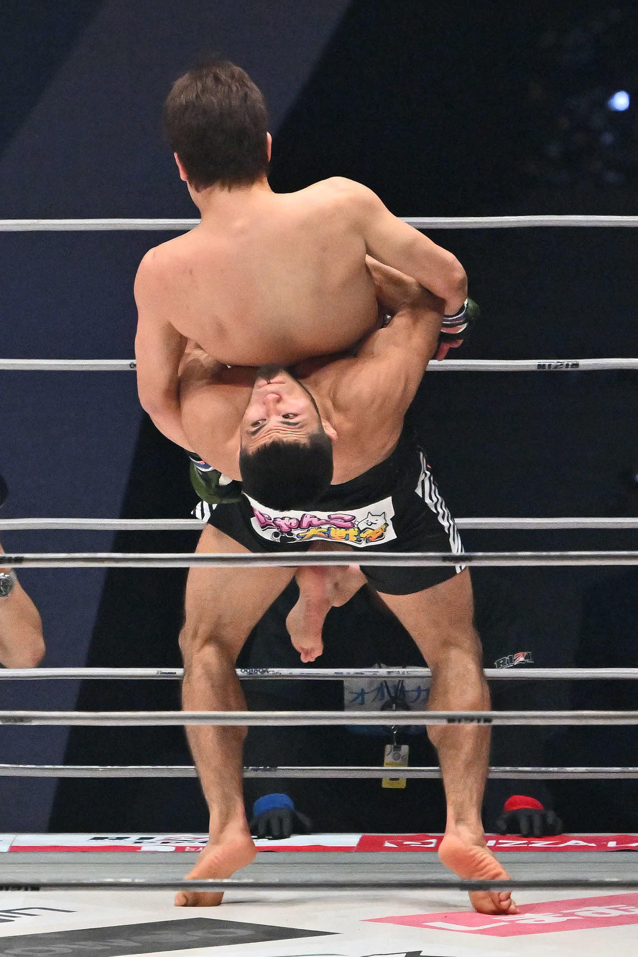 1回、ラジャブアリ・シェイドゥラエフ（下）は朝倉未来を投げ付ける（撮影・滝沢徹郎）