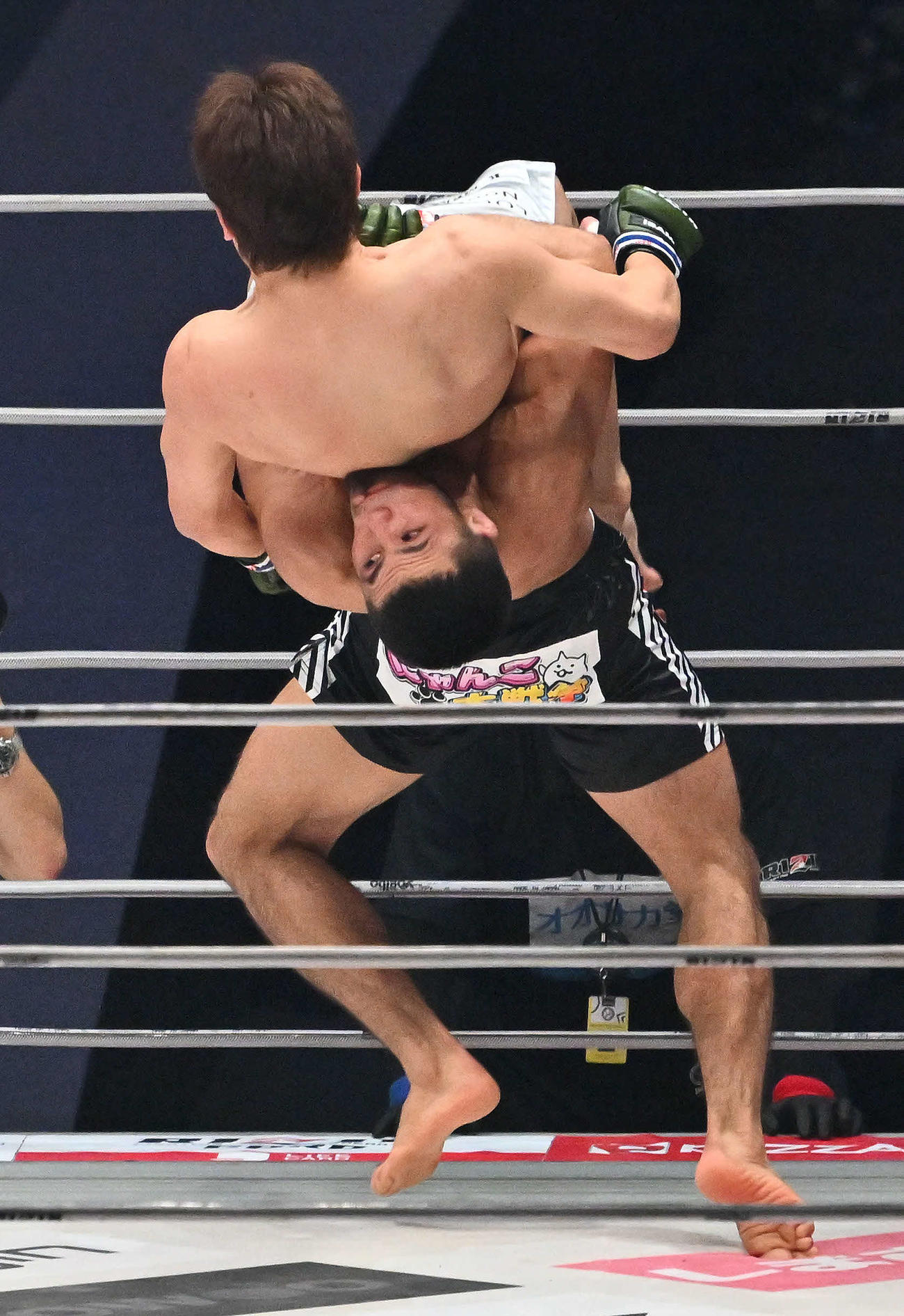 1回、ラジャブアリ・シェイドゥラエフ（下）は朝倉未来を投げ付ける（撮影・滝沢徹郎）