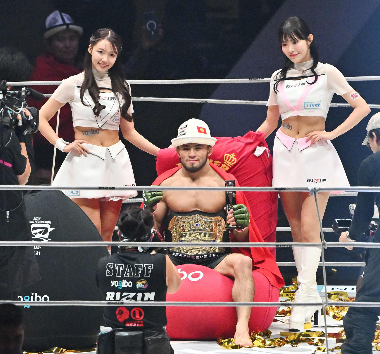 朝倉未来を破り防衛に成功したラジャブアリ・シェイドゥラエフはベルトを巻いて記念撮影する（撮影・滝沢徹郎）