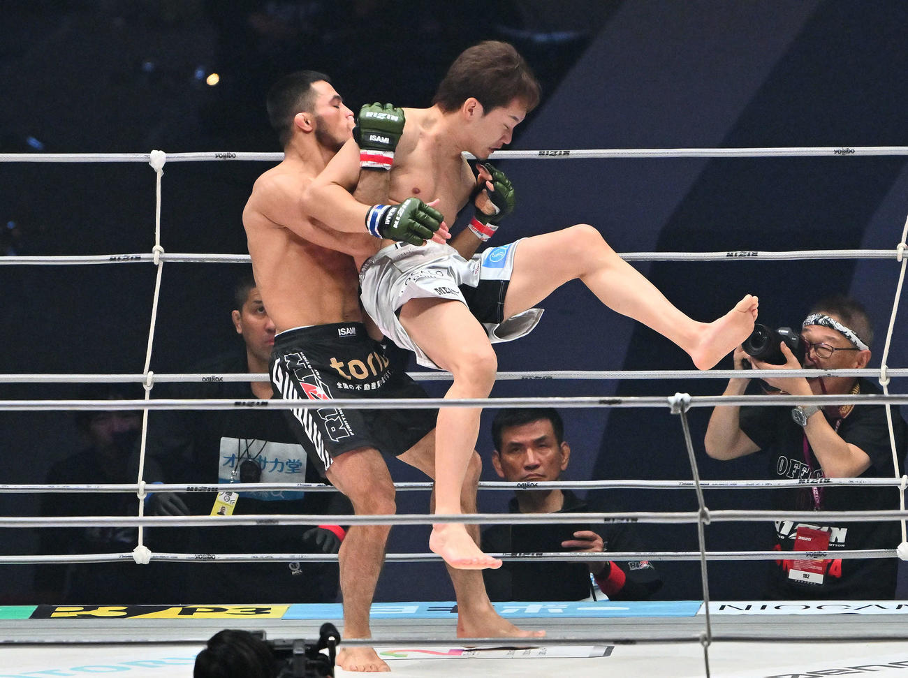 1回、ラジャブアリ・シェイドゥラエフ（左）に攻められ厳しい表情の朝倉未来（撮影・滝沢徹郎）