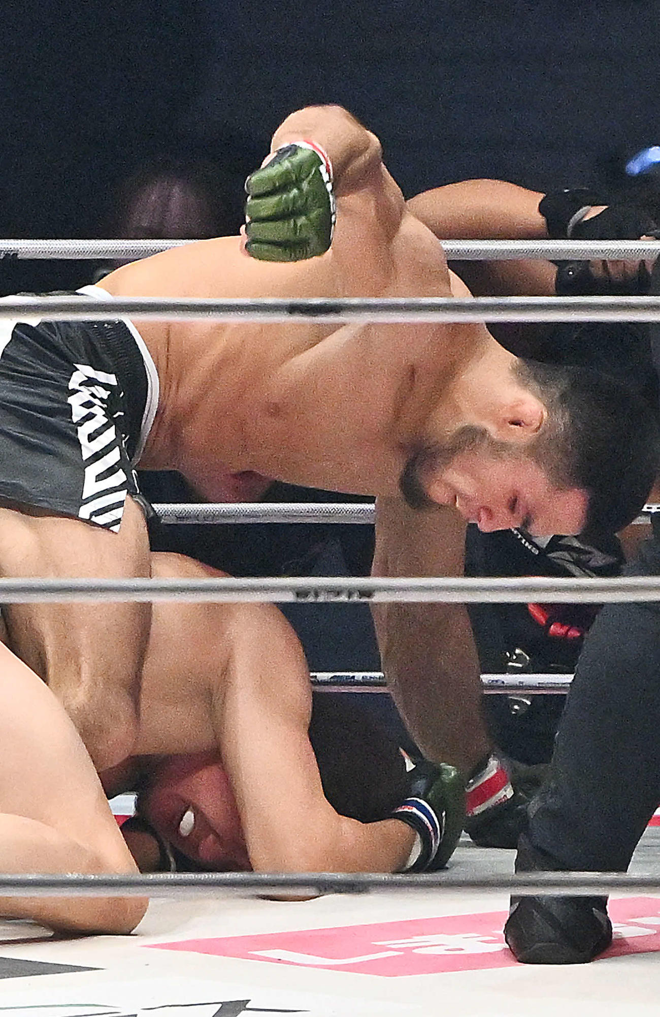 1回、ラジャブアリ・シェイドゥラエフ（上）は朝倉未来にパンチを落とす（撮影・滝沢徹郎）
