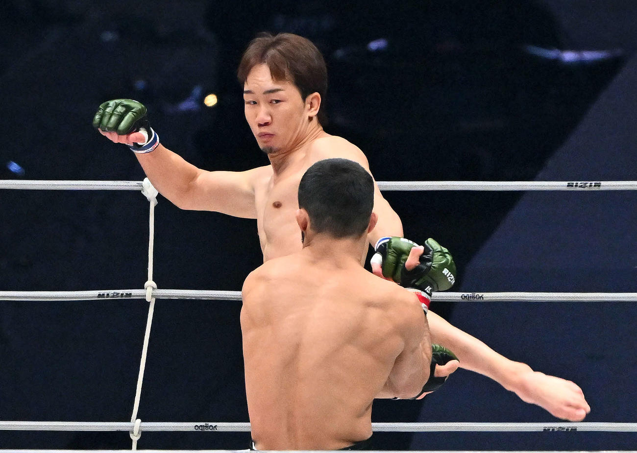 1回、ラジャブアリ・シェイドゥラエフ（手前）に蹴りを見舞う朝倉未来（撮影・滝沢徹郎）