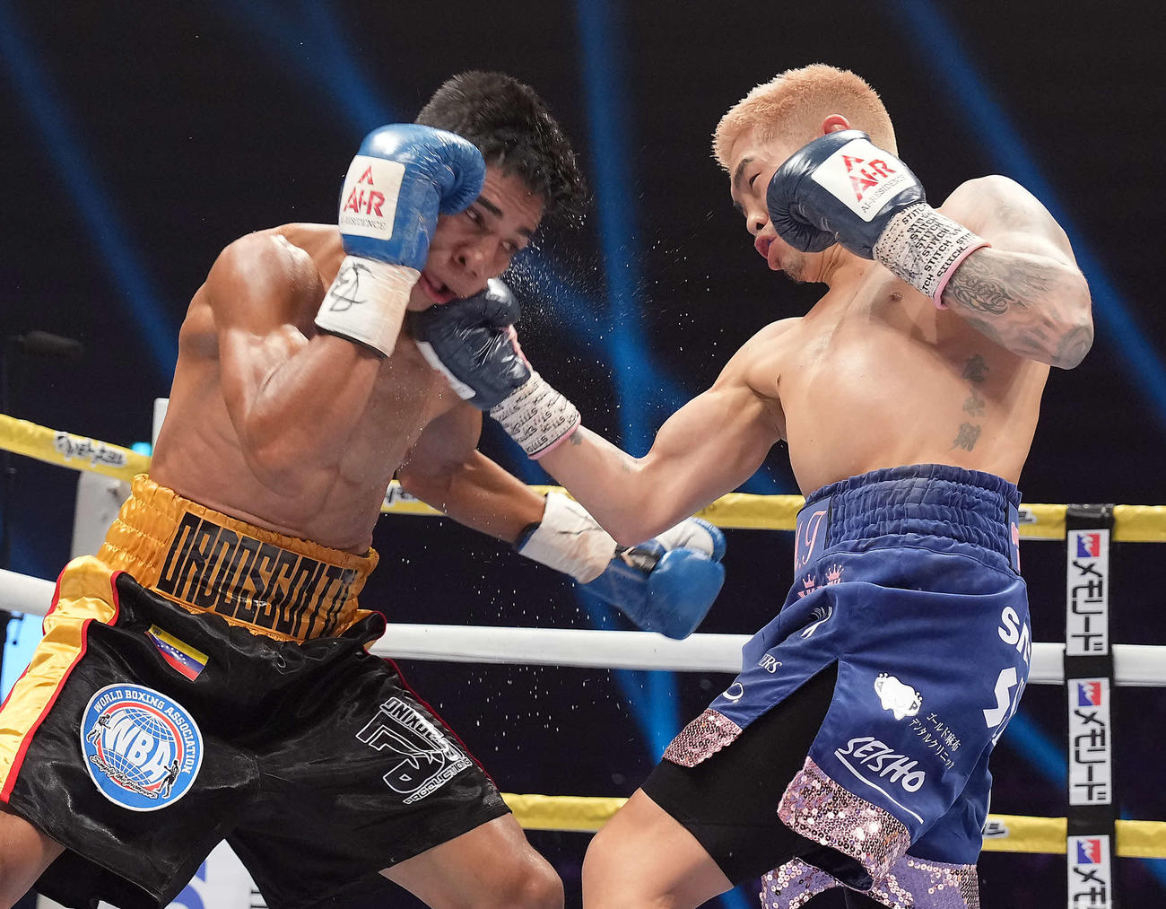 3回、オルドスゴイッティ（左）にパンチを見舞う井岡（撮影・たえ見朱実）