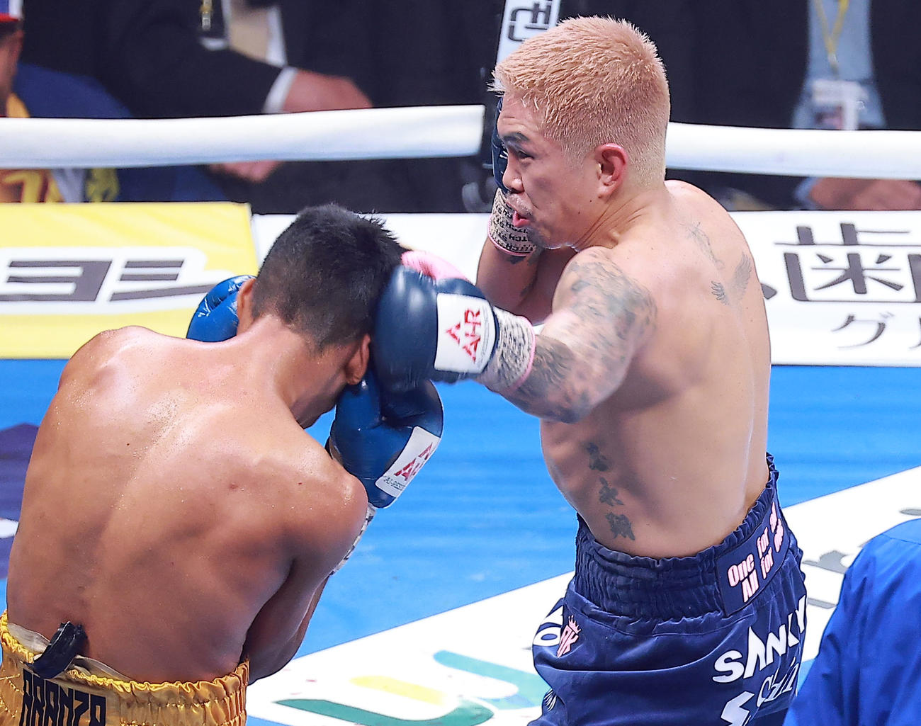 オルドスゴイッティ（左）のテンプルに左フックを浴びせる井岡（撮影・中島郁夫）