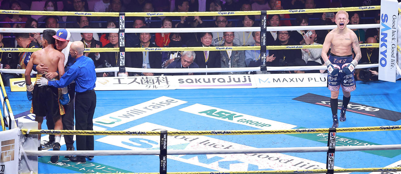 オルドスゴイッティ（左）をKOで下し雄たけびを上げる井岡（撮影・中島郁夫）