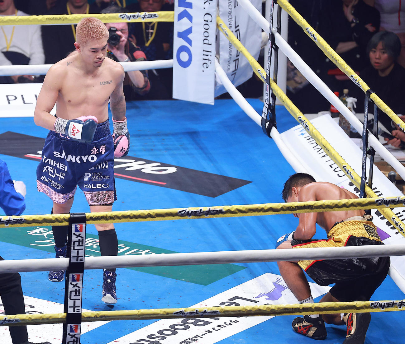 2回、オルドスゴイッティ（右）からダウンを奪う井岡（撮影・中島郁夫）