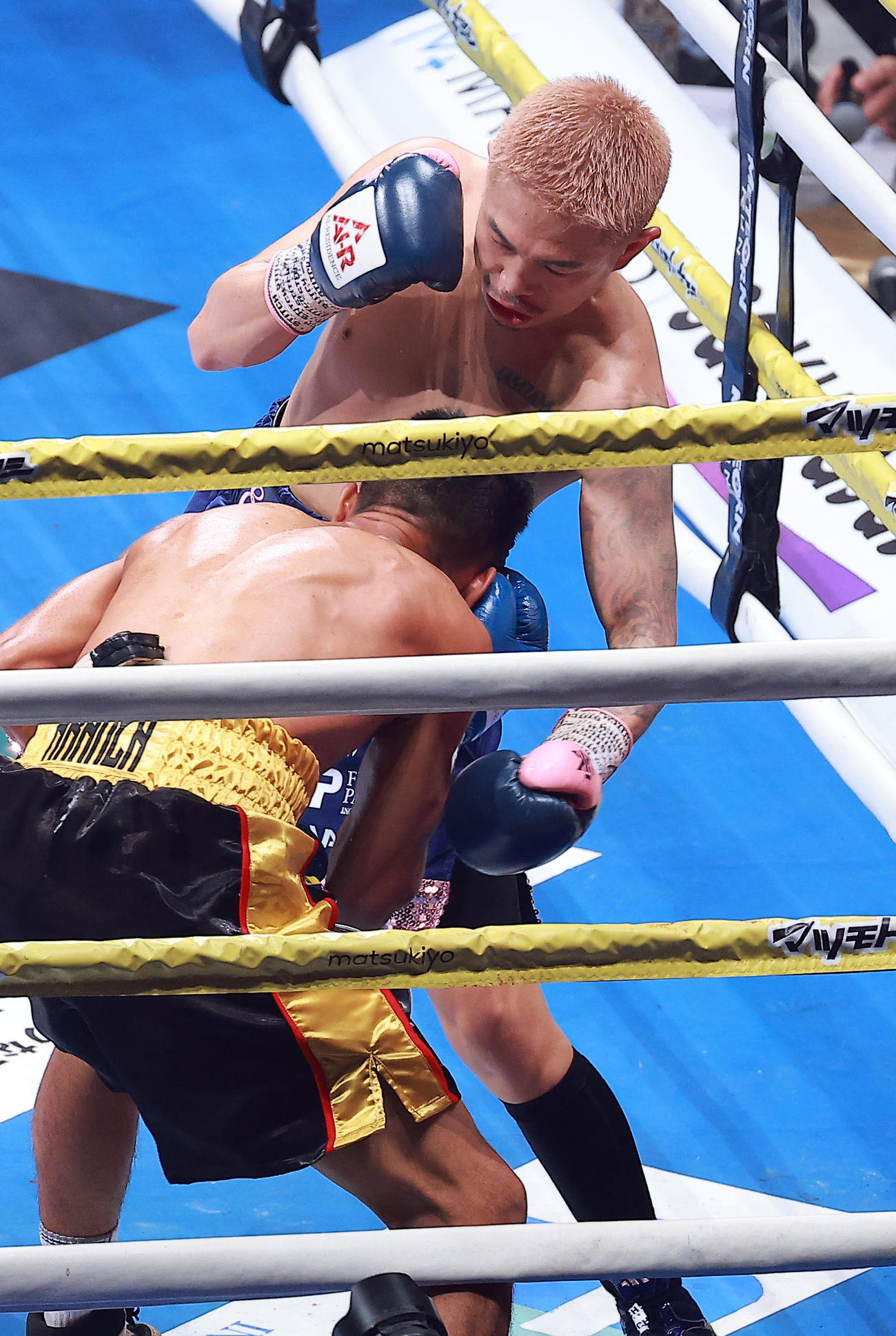 オルドスゴイッティ（下）にボディーブローを打ち込む井岡（撮影・中島郁夫）