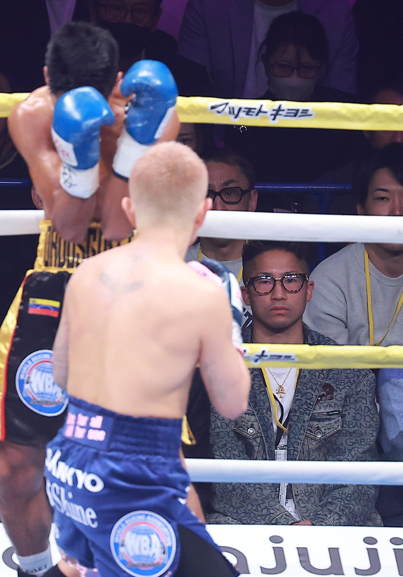 井岡（手前）の試合を見つめる井上拓真（撮影・中島郁夫）