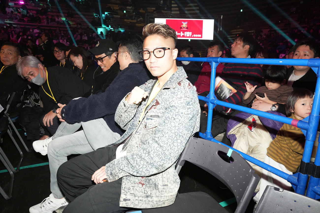 観戦に訪れた井上拓真（撮影・たえ見朱実）