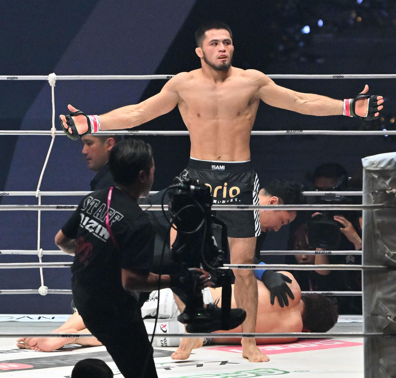 1回、ラジャブアリ・シェイドゥラエフ（手前）は朝倉未来にTKO勝ちする（撮影・滝沢徹郎）