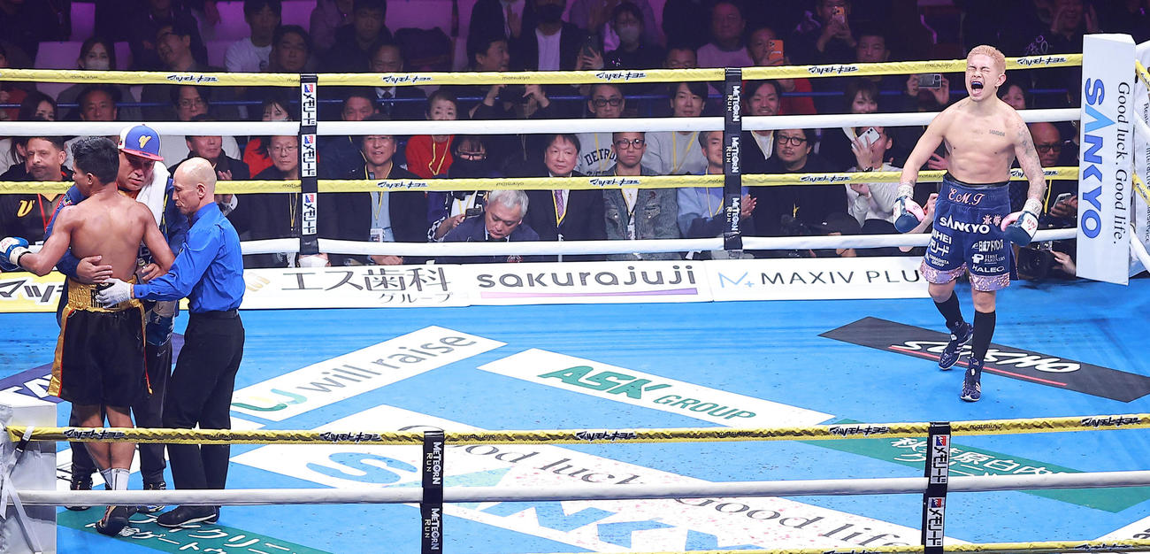 オルドスゴイッティ（左）をKOで下し雄たけびを上げる井岡（撮影・中島郁夫）