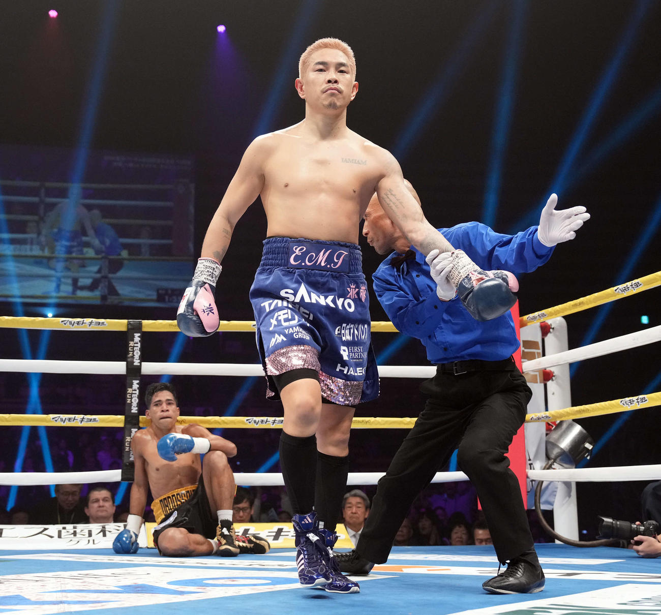 2回、オルドスゴイッティからダウンを奪う井岡（撮影・たえ見朱実）
