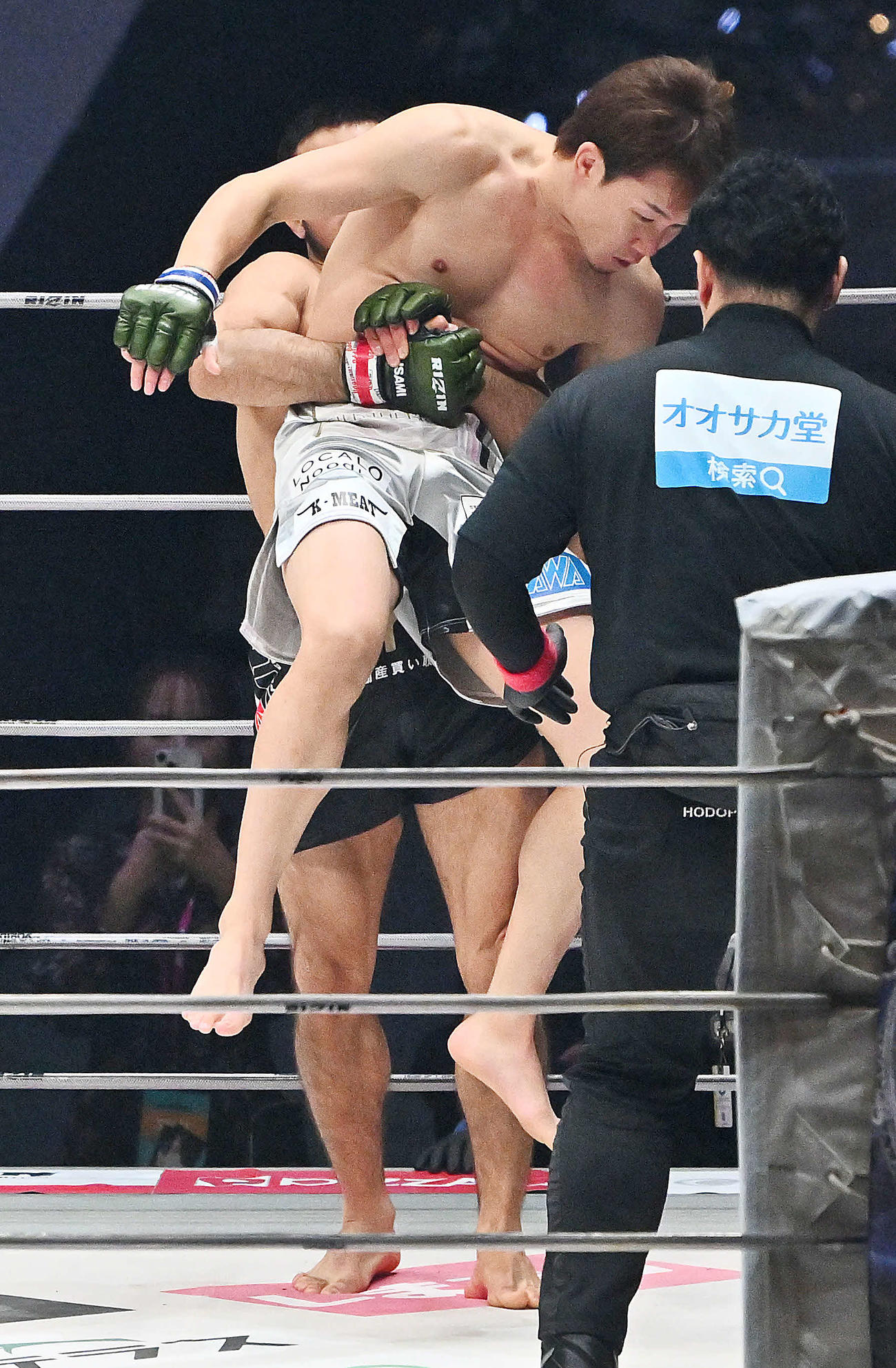 1回、ラジャブアリ・シェイドゥラエフ（後方）に投げられる朝倉未来（撮影・滝沢徹郎）