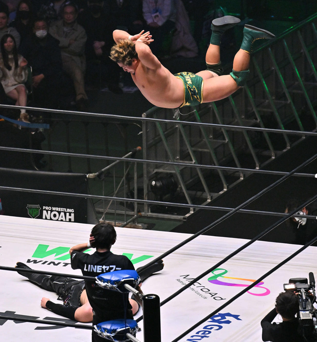 Yoshiki Inamura（上）はOZAWAを攻める（撮影・滝沢徹郎）