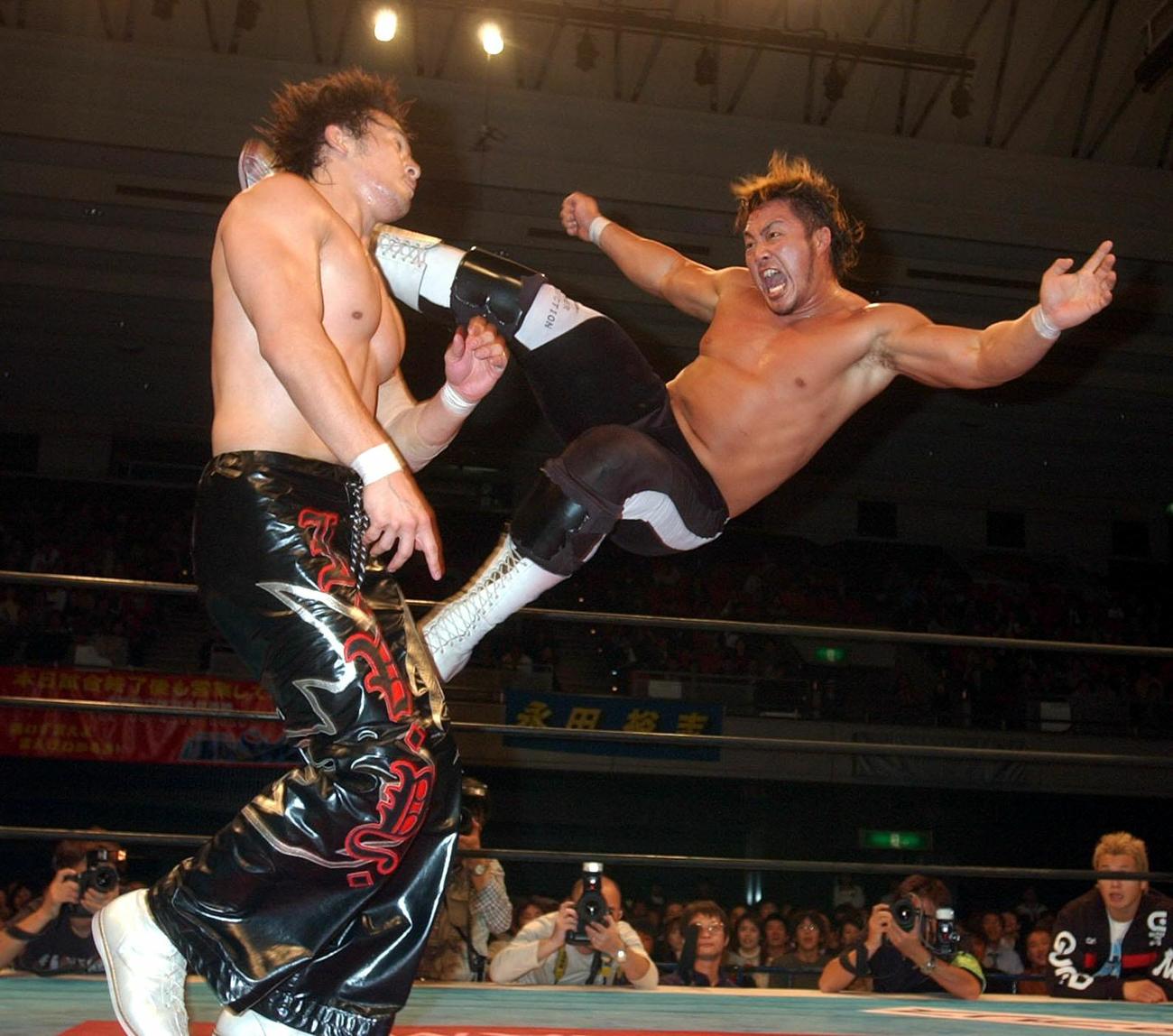 新日本大阪大会　棚橋弘至（右）は丸藤正道に延髄斬りを決める（2003年12月撮影）