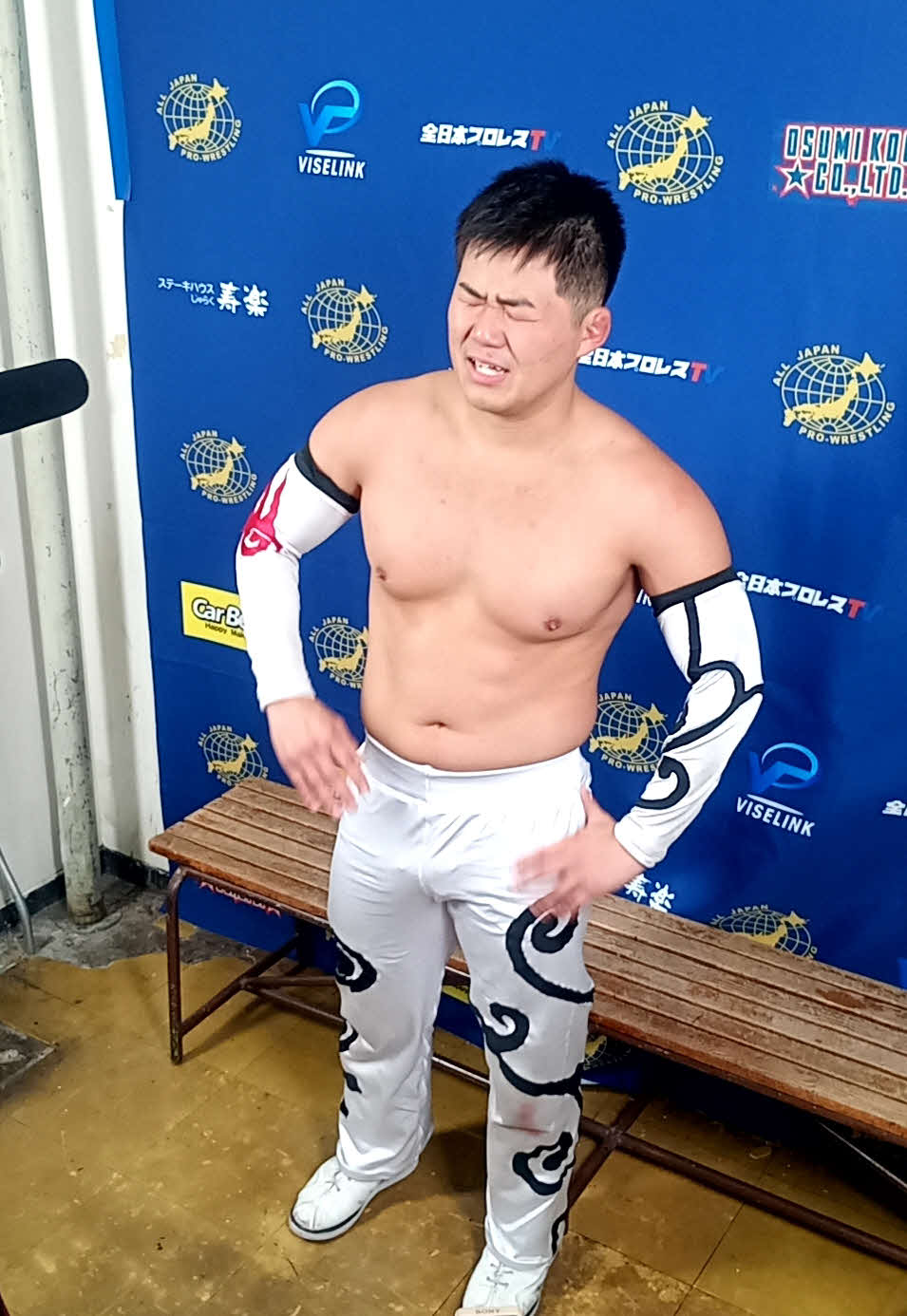 涙を流しながら練習生として全日本プロレスに入団することを明かした矢野安崇