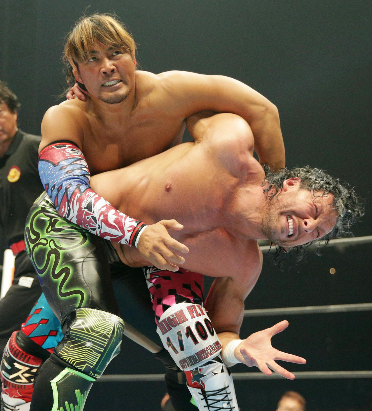 2019年1月4日、新日本プロレス東京ドーム大会　IWGPヘビー級選手権　棚橋弘至対ケニー・オメガ　ケニー・オメガ（下）にコブラツイストを決める棚橋弘至