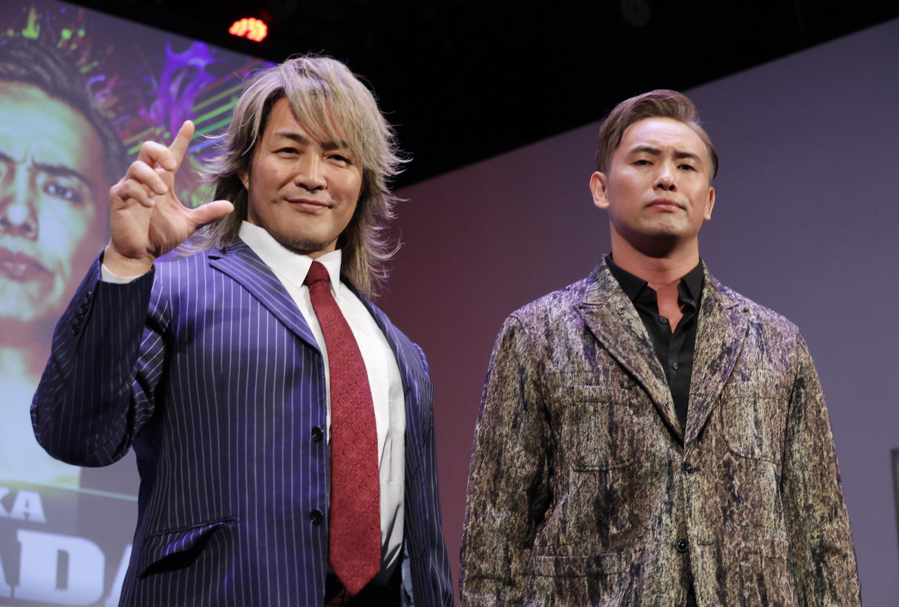 会見を終え記念撮影を行う棚橋（左）とオカダ（撮影・中島郁夫）