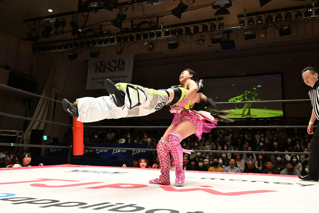 鈴芽を開花式ジャイアントスイングで回す渡辺未詩（C）東京女子プロレス