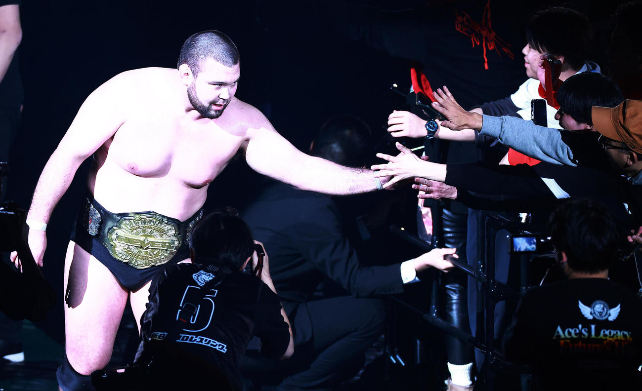 ファンとタッチしながらリングを後にするウルフアロン（撮影・中島郁夫）