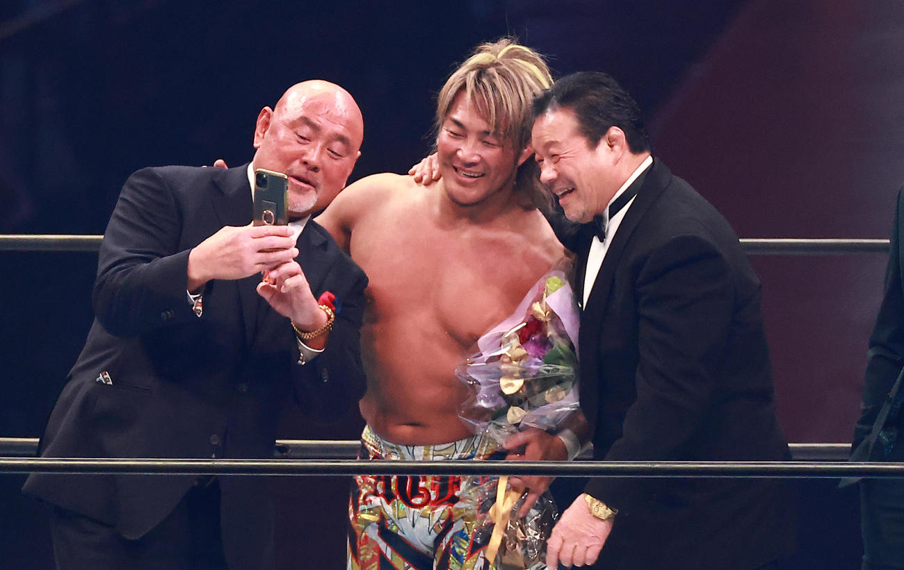 武藤（左）、藤波（右）と一緒に記念撮影する棚橋（撮影・中島郁夫）