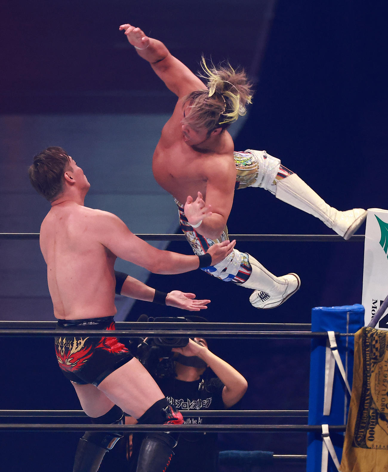 オカダ（左）にボディーアタックする棚橋（撮影・中島郁夫）