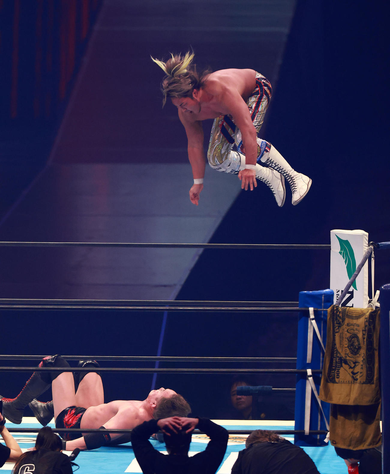 オカダ（下）にハイフライフローを決める棚橋（撮影・中島郁夫）