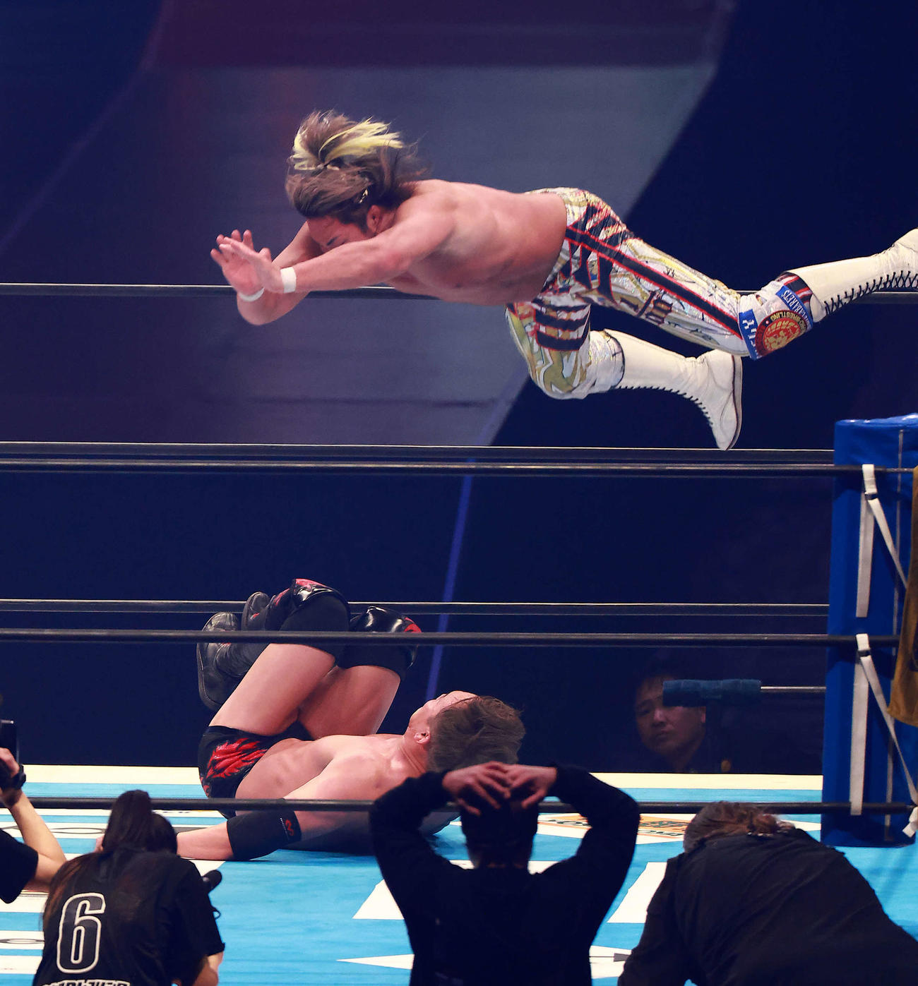 オカダ（下）にハイフライフローを決める棚橋（撮影・中島郁夫）