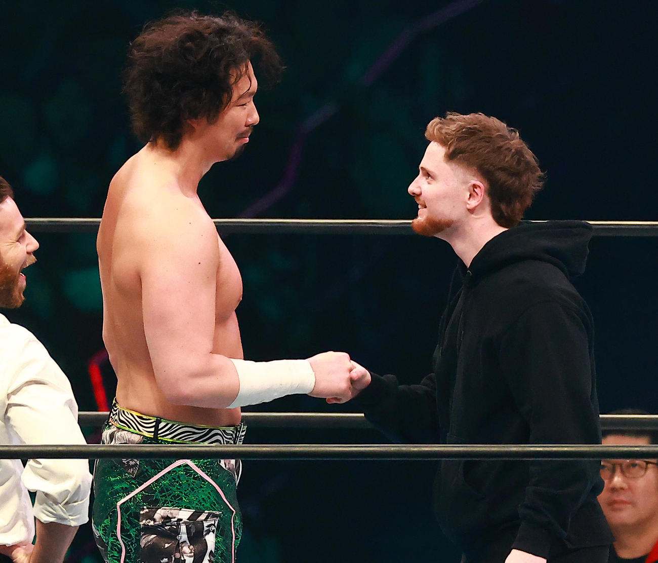 ジェイク・リー（左）と握手するフランシスコ・アキラ（撮影・中島郁夫）